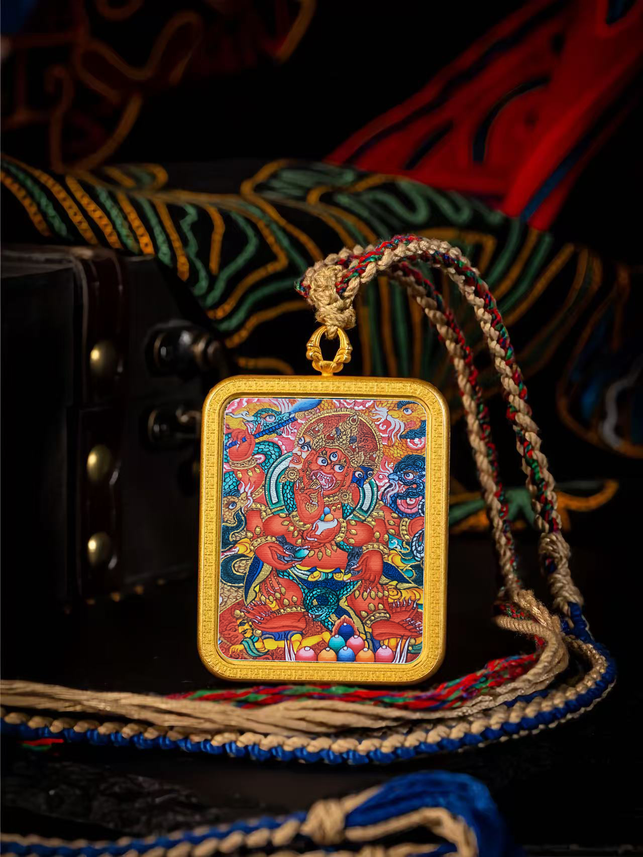 Golden Vajra Mirror Red God of Wealth Tangka symbolizes the rapid accumulation of material wealth, blessing of wealth and the accumulation of good luck.